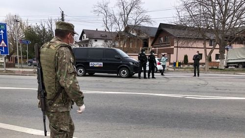 Hoțul care a plecat cu o mitralieră și un încărcător cu 30 de cartușe nu a fost prins / Sunt filtre ale Poliției în trafic, iar oamenii legii verifică toată zona/ Au avut loc primele audieri