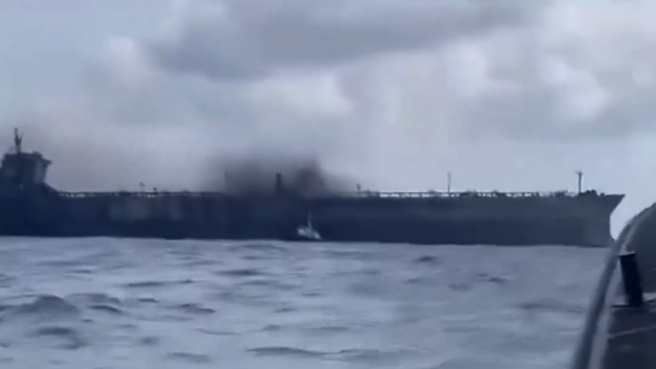 Două petroliere au luat foc după o coliziune în apropiere de Singapore