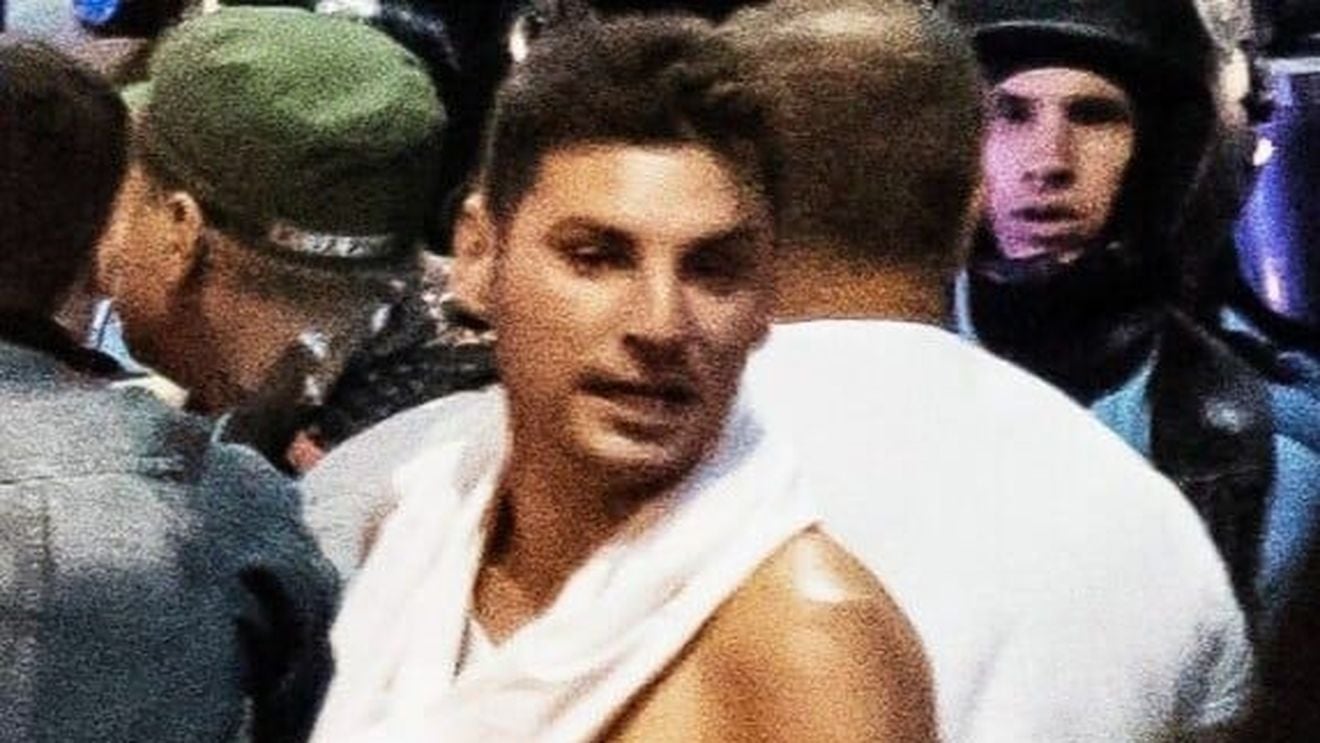 Individul care a sustras vineri seară pistolul jandarmeriței bătute în Piața Victoriei a fost arestat