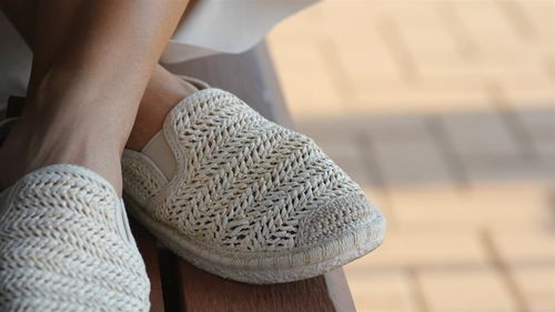 Cum poți curăța rapid și eficient niște espadrile de damă?