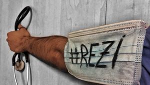 Studenții la Medicină și Farmacie declanșează greva japoneză pentru criza Rezidențiatului. Participanții vor purta măști cu mesajul #Rezi