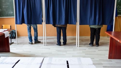 Cele mai multe sesizări care vizează procesul electoral sunt legate de continuarea campaniei electorale și postarea buletinelor de vot cu opțiunea electorală, arată un raport al Coaliției VotCorect / Organizațiile civice reclamă că mai mulți observatori au fost legitimați fără motiv de forțele de ordine