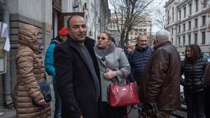 Diana Șoșoacă și-a suspendat soțul din funcția de prim-vicepreședinte al Partidului SOS / ”Pentru a-l scoate din ghearele serviciilor care l-au înconjurat, a trebuit să-l suspend”