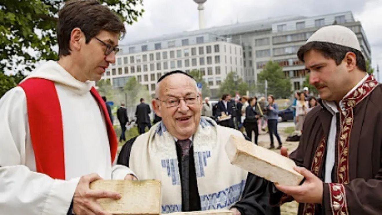 House of One: Creștini, evrei și musulmani construiesc Casa Religiilor la Berlin / A fost pusă piatra de temelie a unui proiect fără pereche în întreaga lume