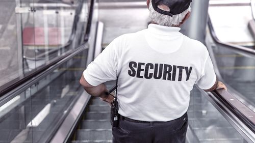 Foc de armă tras de un paznic de la un hotel dezafectat din Mamaia pentru a opri doi bărbaţi care luaseră o canapea din clădire / Ulterior, unul dintre bărbaţi a căzut şi s-a lovit, primind îngrijiri medicale