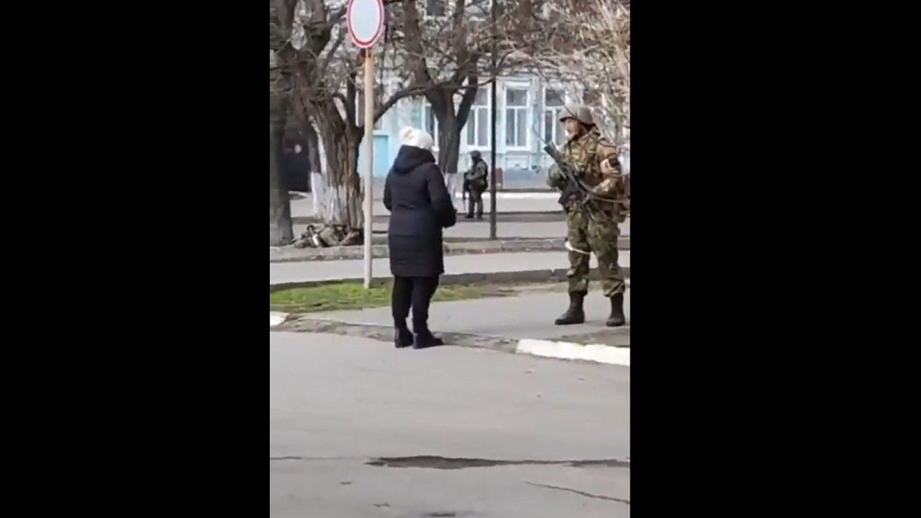 VIDEO O femeie ucraineană îi confruntă pe soldații ruși, în regiunea Herson: le spune să-și pună semințe de floarea soarelui în buzunare, ca să crească flori când vor muri