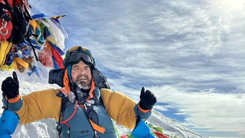 Alpinistul hunedorean Adrian Ahriţculesei a cucerit vârful Everest / A urcat în varianta sport, în care şi-a transportat singur materialele necesare şi mâncarea, mai sus de tabăra de bază
