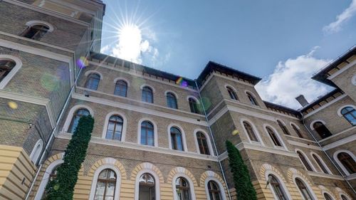 Nouă facultăți din cadrul UBB fac cursuri online, dar rectorul le cere părinților să-și trimită copiii la Cluj: E o investiție pe care o aveau planificată. Dacă vin la Cluj, nu înseamnă că stau izolați pe laptopuri. Vor fi multe activități față în față