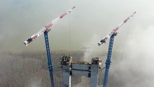 VIDEO Imagini aeriene spectaculoase, surprinse pe șantierul podului de la Brăila. CNAIR: Se lucrează pe ambele maluri ale Dunării