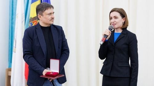 Regizorul Cristian Mungiu a fost decorat de Maia Sandu