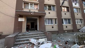 Explozie într-un bloc din Buzău, din cauza acumulărilor de gaze / 25 de persoane au fost evacuate / Un bărbat de 64 de ani a ajuns la spital cu arsuri de gradul 2 și 3