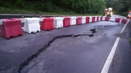 FOTO Drumuri rupte în urma inundaţiilor. Pe ce şosele sunt restricţii de circulaţie