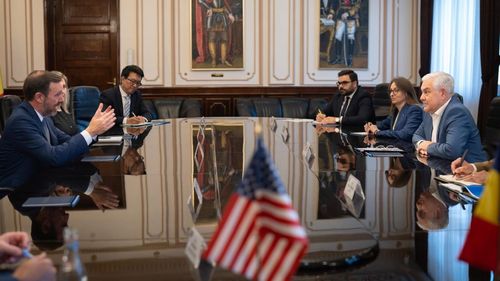 Ministrul Apărării l-a primit pe senatorul american democrat Chris Murphy / Discuţiile au vizat consolidarea Parteneriatului Strategic, în contextul provocărilor de securitate la Marea Negre