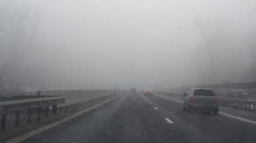 Ceață deasă pe A1 Sibiu-Deva, vineri dimineață/ Aglomerație la intrarea în Capitală