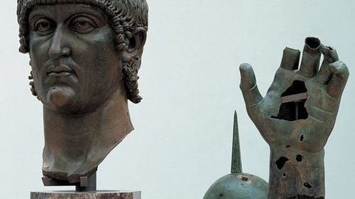 Statuia gigant din bronz a împăratului Constantin de la Roma şi-a regăsit degetul arătător, care era la Luvru
