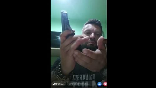 Un interlop care s-a filmat în timp ce se droga și îl amenința cu un pistol pe șeful poliției din Dâmbovița, reținut de polițiști