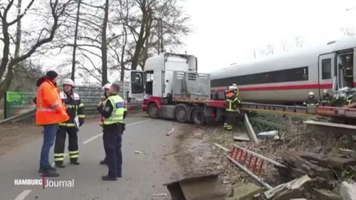 Șofer român de TIR a provocat un accident feroviar grav în Germania, cu un mort și 25 de răniți. Bărbatul a fost arestat