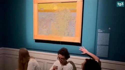 "Supa aruncată pe o pictură e OK." Atacurile activiștilor pro-mediu împotriva operelor de arta împart criticii și opinia publică