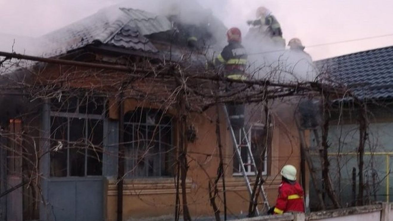 Doi bătrâni din Dolj au suferit arsuri de gradul doi după ce o centrală pe gaz a gospodăriei a explodat