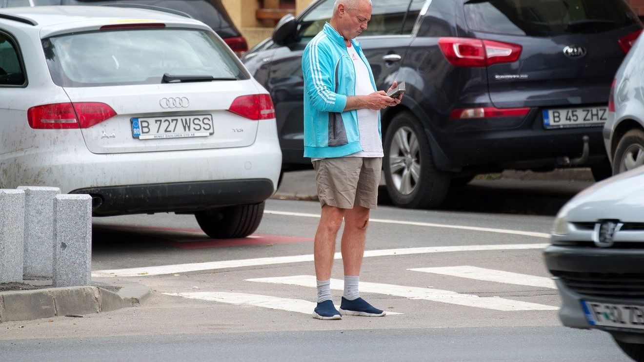 Modificări la Codul Rutier: limită de viteză de 30 km/h pentru biciclişti şi interzicerea utilizării telefonului mobil pentru pietonii care traversează strada
