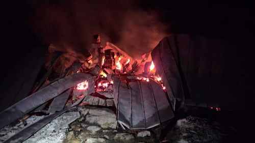 FOTO&VIDEO | Cabana Gențiana din Masivul Retezat, în vestul României, a ars complet în noaptea de vineri spre sâmbătă. Pompierii au mers aproape trei ore pe jos până la intervenție