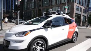 De ce au început locuitorii din San Francisco să se opună mașinilor autonome/ Un "robotaxi" a fost incendiat de o mulțime furioasă