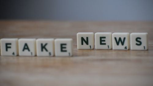 Fake news distribuit pe Facebook în numele Ministerului Sănătății: un desen-text în stilul lui Dan Perjovschi, cu mesaj cinic