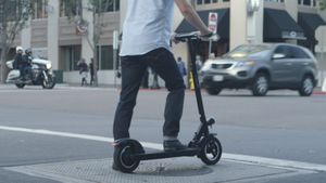 VIDEO Pieton decedat după ce a fost lovit în plin pe o trecerea de pietoni din Capitală de o trotinetă electrică / Conducătorul vehiculului a trecut pe culoarea roșie a semaforului