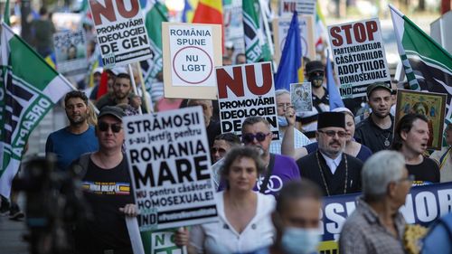 FOTO „Marşul Normalităţii” organizat de Noua Dreaptă: Câteva sute de participanţi, unii îmbrăcaţi în port popular, purtând icoane şi pancarte cu mesaje anti-LGBT, dar şi împotriva persoanelor publice care susţin comunitatea LGBT
