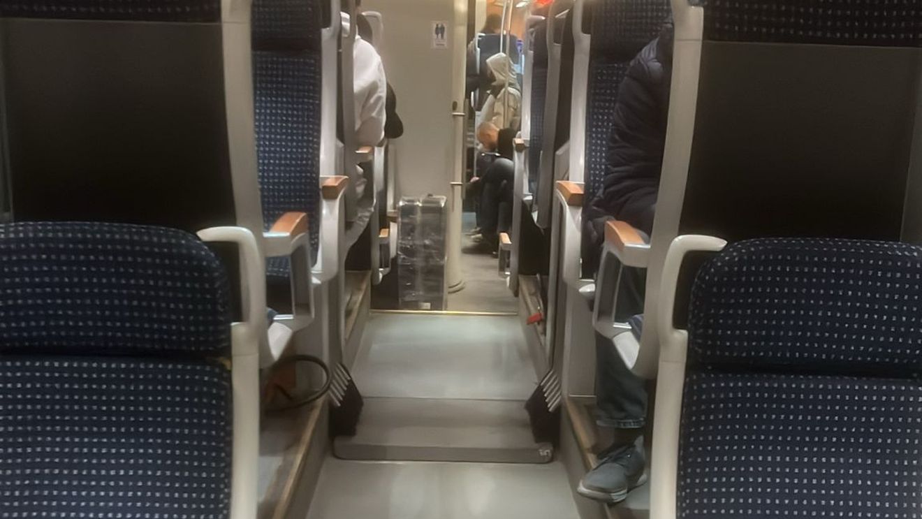 UPDATE De mai bine de 90 de minute, pasagerii unui tren care face legătura cu Aeroportul Otopeni sunt blocați în câmp / Oamenii, revoltați că pierd avioanele