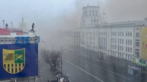 Oficiali ucraineni: Zona din jurul clădirii consiliului local al orașului Harkov a fost lovită de o rachetă de croazieră