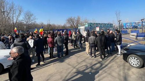 FOTO Protestari în fața Liceului Mircea Vulcănescu din București le împart elevilor pliante prin care îl glorifică pe criminalul de război / La protest participă și senatorul AUR Claudiu Târziu, în timp ce liceul discută astăzi schimbarea numelui instituției de învățământ
