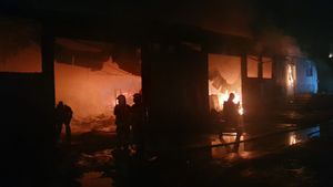 UPDATE: Incendiul de la un depozit de mase plastice pe Strada Preciziei din București a fost localizat, nu mai e pericol de extindere