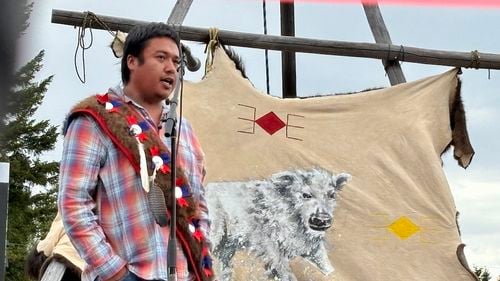 Nașterea unui vițel alb de bizon, considerat sacru de populația indigenă, oferă speranță pentru reînvierea speciei din Marile Câmpii americane