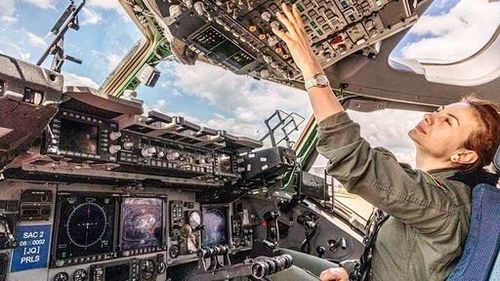 O româncă este prima femeie din Europa care a ajuns pilot-comandant pe o aeronavă din Grupul de Transport Aerian Strategic