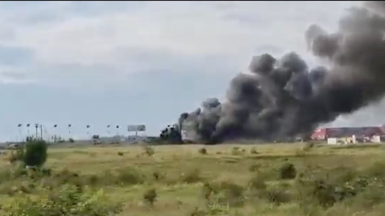 VIDEO Incendiu puternic pe Centura Ploieștiului / Un tir a luat foc la câțiva metri distanță de o benzinărie Lukoil