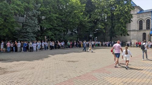 Coadă de zeci de persoane la o secție de vot din Chișinău