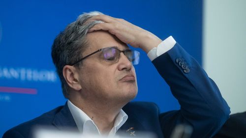 După protestele masive ale profesorilor, ministrul Finanțelor îi mulțumește Ligiei Deca pentru majorarea propriului salariu. Boloș: În calitate de ministru, dar și de profesor universitar, simțim cu toții îmbunătățirea sistemului nostru de remunerație. Felicitări doamnei ministru!