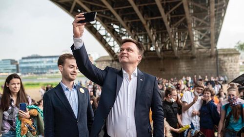 De la prezentarea emisiunii "Poland's Got Talent!" în competiția pentru prezidențiale. Cine este polonezul care susține că vrea să spargă monopolul celor două mari partide care se bat pentru cea mai înaltă funcție în stat