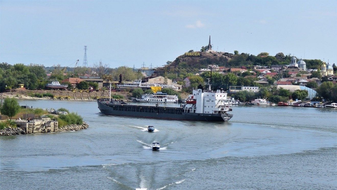 Transportul călătorilor pe Dunăre asigurat de societatea Navrom Delta s-ar putea scumpi cu rata inflației / Media anuală a călătorilor este de 100.000 de persoane pe an