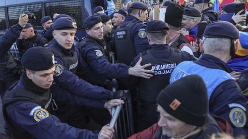 Un protestatar, depistat că avea un cuțit asupra sa, la manifestația împotriva măsurilor de austeritate din Piaţa Victoriei