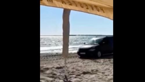 O femeie a intrat cu maşina pe plaja din Mamaia / A fost tractată cu un tractor,  după ce a rămas blocată în nisip / În autoturism se aflau şi doi copii / Poliţiştii fac cercetări