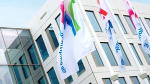 Friesland Campina, lider pe piața lactatelor din România, vinde afacerea românească către maghiarii de la Bonafarm Group, deținuți de un apropiat al lui Viktor Orban. Tranzacția include celebrul brand Napolact și facilitățile de producție din Cluj și Târgu Mureș