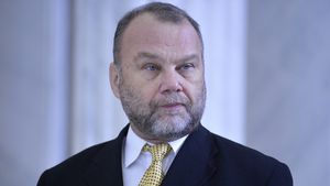 Dudu Ionescu, fost consilier prezidențial în mandatul lui Iohannis, neagă că ar fi fost suporterul lui Călin Georgescu, în contextul dezvăluirilor privind lipsa de reacție a departamentului său la atacul hibrid declanșat de Rusia asupra României: „Totuși, mai ușor cu pianul, băieți și fete”