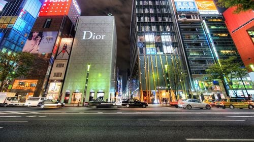 Cum dă de furcă Japonia pieței produselor de lux din Europa / Yenul a atins cel mai scăzut nivel în ultimii 38 de ani / Turiștii se înghesuie să cumpere haine și genți de lux la preț redus