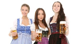 Tren Oktoberfest, între Italia și Germania, va circula în premieră, în acest an / Expresul special Roma-München oferă călătorilor bere la robinet, muzică și un meniu bavarez / Prețul unui bilet începe de la 99 de euro