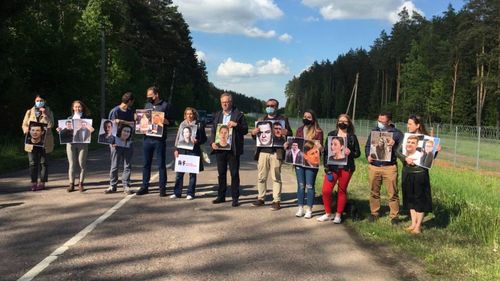 FOTO Solidaritate cu jurnalistul Roman Protasevici: Organizația "Reporteri fără frontiere" a protestat la granița cu Belarus