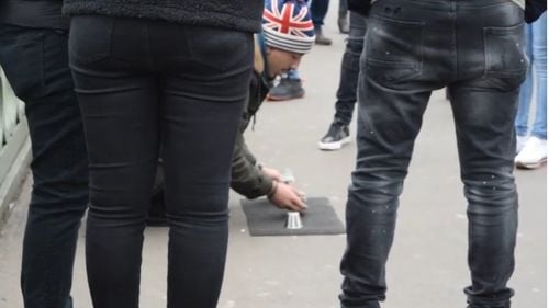 Trei români, arestați în Paris pentru alba-neagra / Poliția a confiscat 16.000 de euro și trei mașini de lux