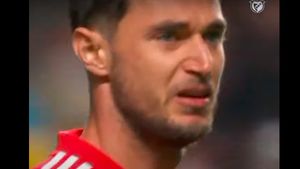 VIDEO Lacrimi pe stadionul din Lisabona după ce un fotbalist ucrainean a fost aplaudat la scenă deschisă când a intrat pe teren/ Mesaje de susținere pentru Ucraina în tribune
