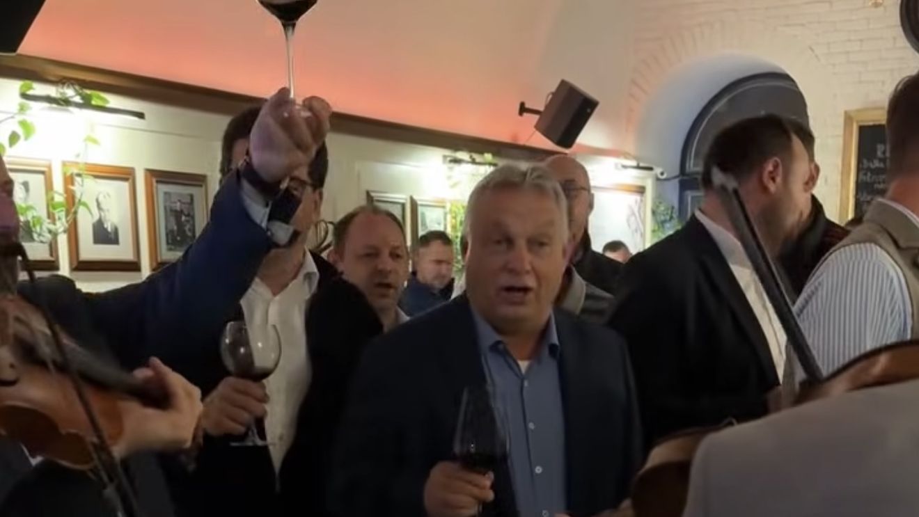VIDEO Viktor Orban cântă într-un local din Cluj / Versurile piesei populare maghiare cântate de Orban înseamnă ”noi nu plecăm de aici”, potrivit Cluj24